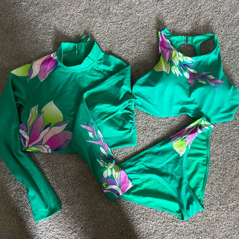 Cute 3 piece retro rashguard/swimsuit set! Perfect for a surfer girl!